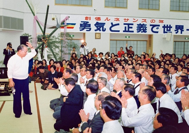 激動の1991年末、静岡県を訪れ、同志に希望を送る池田先生。懇談会では、「静岡の同志の皆さまも、大きく視野を広げ、『世界』と伸び伸びと交流しながら、わが地域にあっては、盤石なる創価の『大静岡王国』を築いていただきたい」と期待を寄せた（12月26日、沼津文化会館）