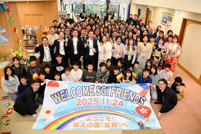 「ようこそ“栄えの国”へ！」――アジアの友と佐賀の同志が記念のカメラに納まった