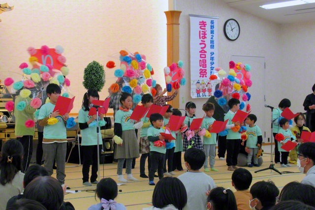 おそろいのTシャツを着て「ありがとうの花」「アンパンマンのマーチ」を合唱した上田圏の友