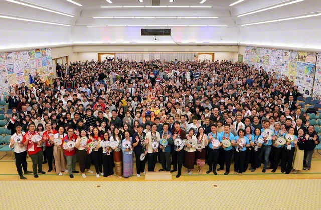 （写真上下）感動のSGI交流交歓会。タイ・マレーシア・シンガポールの同志と共に、世界広布へ新たな船出を開始した（11月24日、熊本平和会館で）