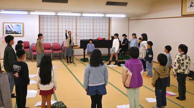 水戸本陣県、水戸太陽県、笠間栄光県からなる「茨城ジャンボ合唱団」は11月15日、茨城文化会館で練習を行った。体を動かすゲームで心身共に温まってから、歌の練習がスタート