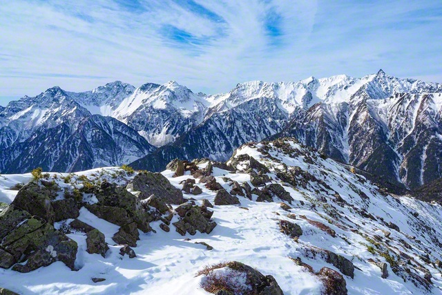 雪化粧した槍・穂高連峰は、自然の美しさと厳しさが同居