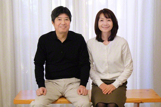 本郷さん㊧と妻・妙子さん