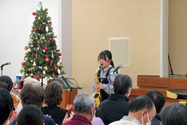 サックスの音色が開幕を告げる