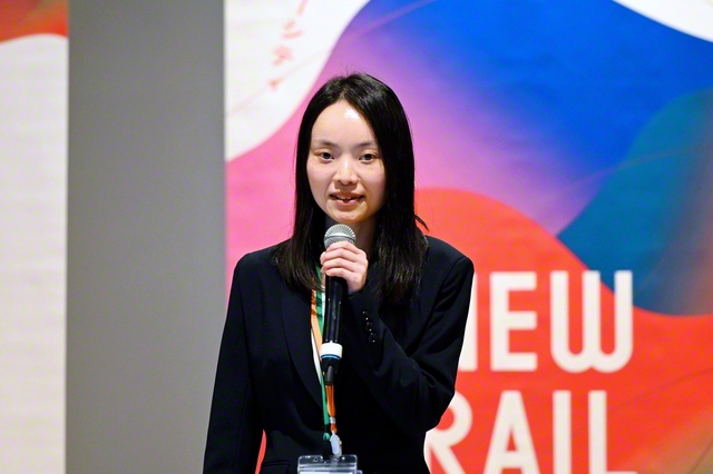 スピーチする安達さん（10日、札幌市内）