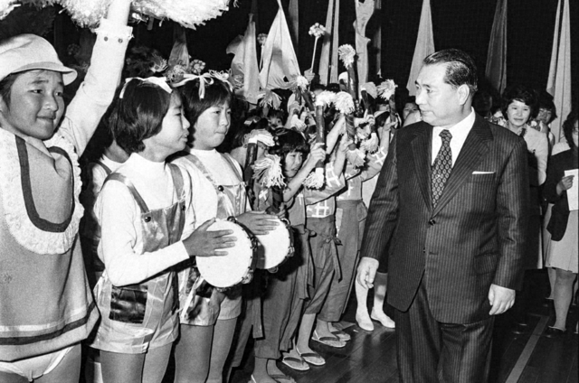 第37回本部総会の開会前に鼓笛隊員を激励する池田先生（1974年11月、愛知県体育館で）