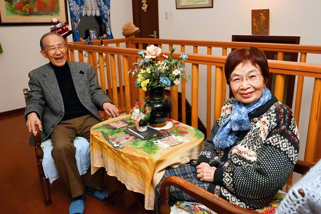 自宅で歓談のひとときを過ごす中村さん夫妻
