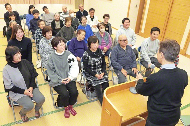 青年世代のメンバーが新たに加わり、明年への躍動を誓い合った鶴見地区の座談会（大垣文化会館で）