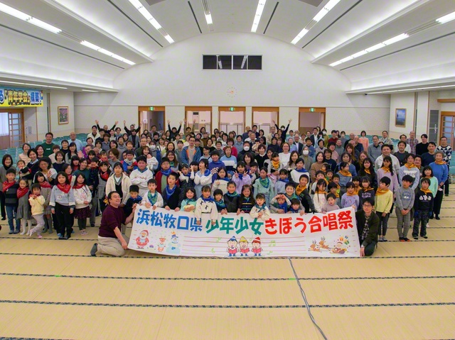 浜松牧口県は、未来部員による開会宣言でスタート。各区の合唱団が歌声を響かせ、馬渕総静岡少年部長は「笑顔で親孝行を」と呼びかけた（13日、浜松平和会館で）