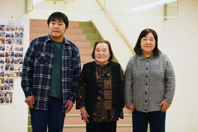 日塔さん㊥、孫の勇宏さん㊧と娘の博美さん