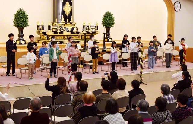 十勝県の十勝コスモ少年少女合唱団。4曲を披露し、練習の成果を存分に発揮した（11月23日、十勝平和会館で）