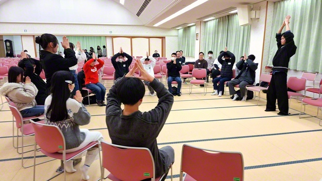 アイスブレークに、全員で「たけのこニョッキ」ゲームを行うと、笑い声が響いた