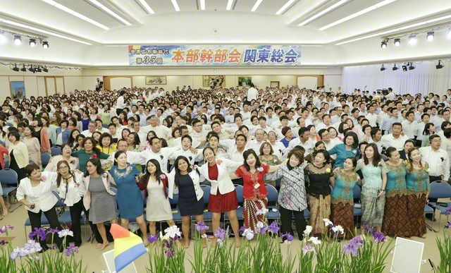 千葉・船橋池田講堂と関東5県の会場を中継で結んだ2018年の関東総会（本部幹部会）。総会に向けて22万6千人もの関東の同志が折伏に挑戦。池田先生はメッセージの中で「『敢闘精神』に燃える創価家族」とたたえた（2018年6月2日、船橋池田講堂で）