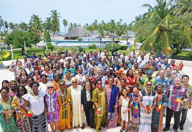 SGI発足50周年、池田先生の第3代会長就任65周年の佳節に、アフリカ全土から初めて同志が一堂に会し、「アフリカ希望総会」が開催。参加者の代表が記念のカメラに納まった（昨年5月3日、トーゴ共和国の首都ロメ）