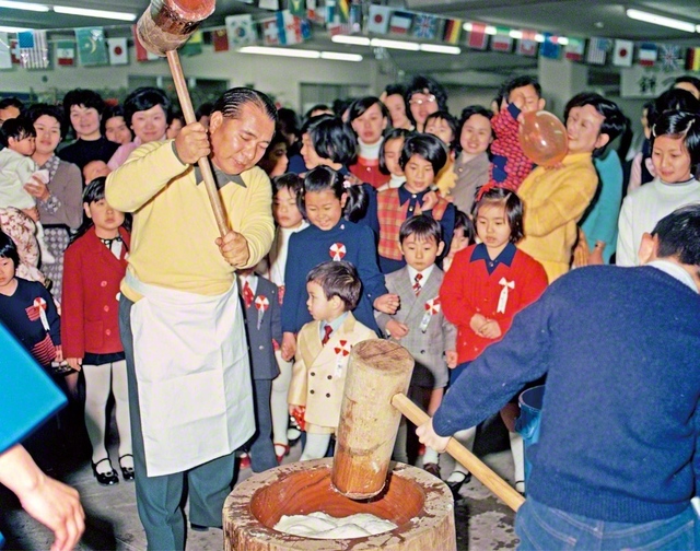 池田先生が子どもたちと「もちつき大会」。忘れ得ぬ金の思い出を刻む（1973年12月、東京）