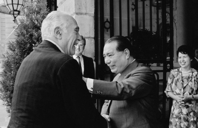 1983年6月、ローマクラブの創設者であるアウレリオ・ペッチェイ博士と、5度目の語らいを行う池田先生（フランスのパリで）。持続可能な地球社会の構築に向けて、人間の内面の変革の重要性などを論じ合った対話は、対談集『21世紀への警鐘』として結実。これまで、英語やイタリア語、スペイン語をはじめ、16言語で出版されてきた