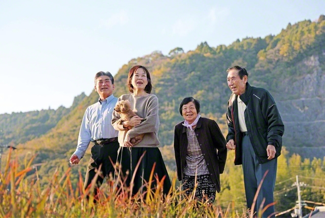 家族で過ごす津野さん一家。左から、夫・信勝さん（壮年部員）、津野さん、義母・裕子さん（地区副女性部長）、義父・勝彦さん（副支部長）。会社の倒産という苦難と立ち向かった信勝さんは「これまでもずっと、妻の祈りに支えられてきたことを実感します」と、津野さんへの感謝の思いにあふれている