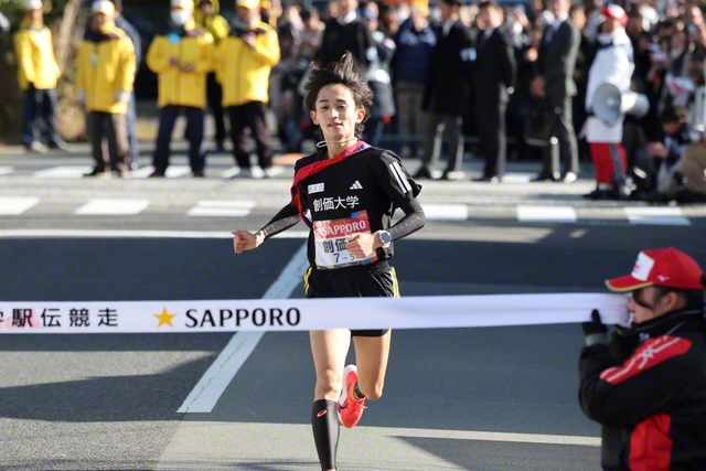 山上りの5区を駆け抜けた野沢選手が往路を8位でゴール