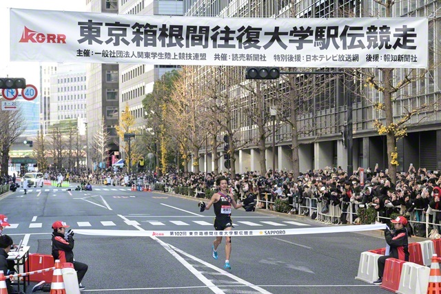 皆でつないだタスキをかけ、10区・齊藤選手が東京・大手町でゴールテープを切る。創価大学は総合8位で7年連続のシード権を獲得した