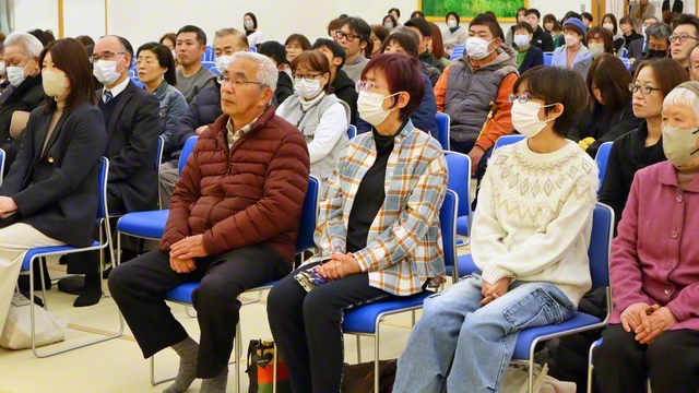 島根文化講堂には、1日で計800人以上が集った。御書拝読などに続き、矢壁総県総合女性部長、島根池田県の松浦県総合長があいさつした