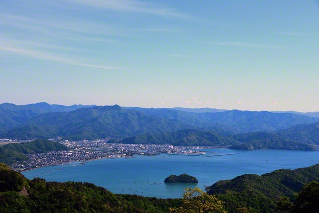 美しい小浜湾と街並みを望む（昨年5月）