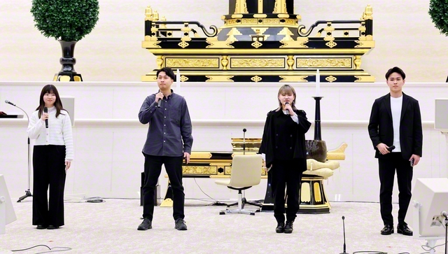 挑戦と決意を語った代表の友。右から男女高等部の2人、男女学生部の相馬さん、佐々木さん（11日、北海道池田講堂で）