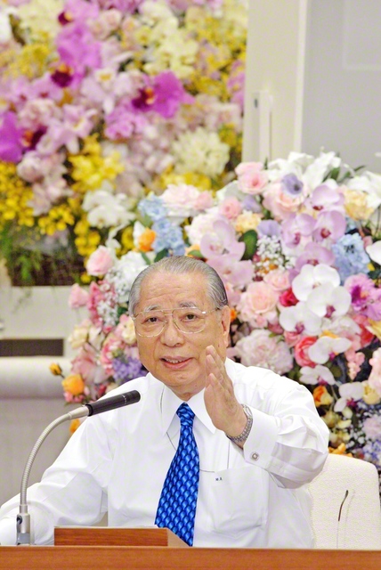 関東総会で「二月闘争」の歴史を語る池田先生。席上、関東の青年部の代表らを壇上に招き、心から健闘をたたえ、激励した（2005年2月10日、当時の創価国際友好会館で）