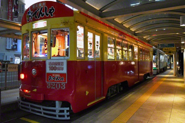 豊橋鉄道の冬のイベント電車「おでんしゃ」。昨年、市内線の開業100周年を迎え、地域から愛され続けている。この日も乗客は、あつあつのおでんを片手に、移り変わる景色を楽しんでいた（河辺正子通信員）