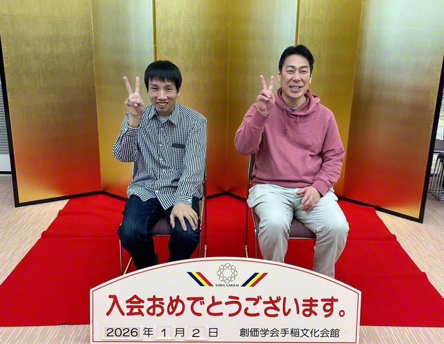 男子部大学校生の萬野さん㊧と入会した友人（1月1日、手稲文化会館で）