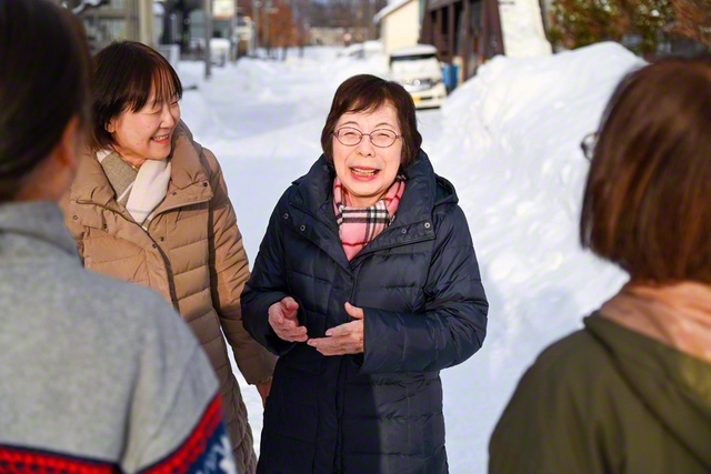 雪のように清らかで純白な信心を貫いてきた大内さん。今日も明るく友と語らう（札幌市内で）
