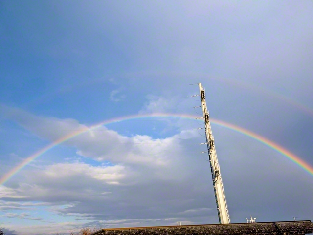雨上がりに空を飾った二重の虹（廿日市市、竹島泰子通信員）