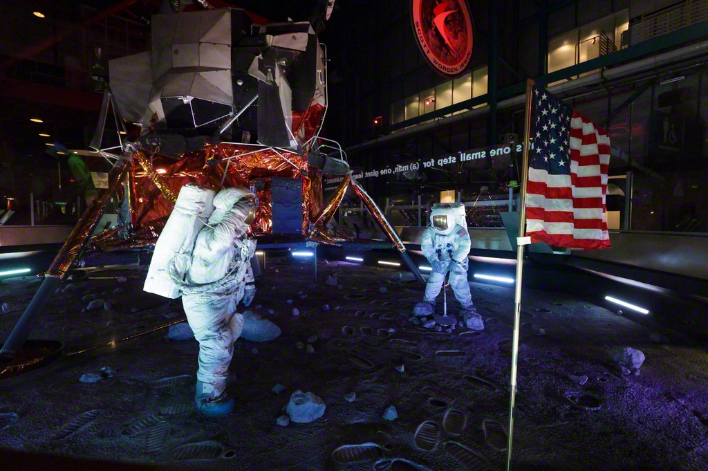 アポロ11号の船外活動を再現した展示。後ろの月面着陸船は、実際に使用されたものとは別の実機。アームストロング船長は「一人の人間にとっては小さな一歩だが、人類にとっては大きな飛躍だ」との言葉を残した