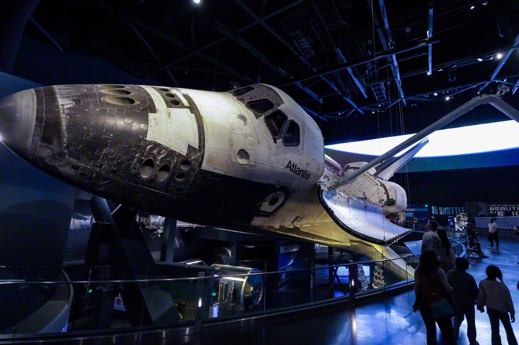 宇宙空間で作業をしているように展示されるスペースシャトルは、ここでしか見ることができない