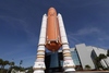 施設「スペースシャトル　アトランティス」の前に設置されているスペースシャトルのタンクとブースター。フルスケールの模型として再現される