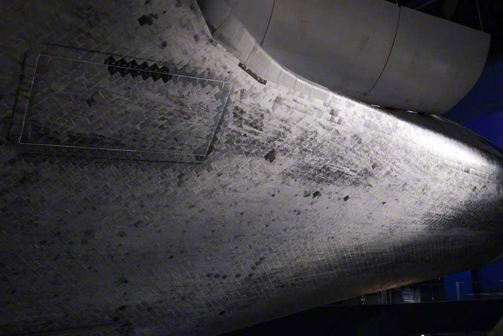 スペースシャトルには、大気圏へ突入する際にできた焦げ跡や破損したパネルなどが確認できる。最後のミッションを終えたままの姿を残して展示されている