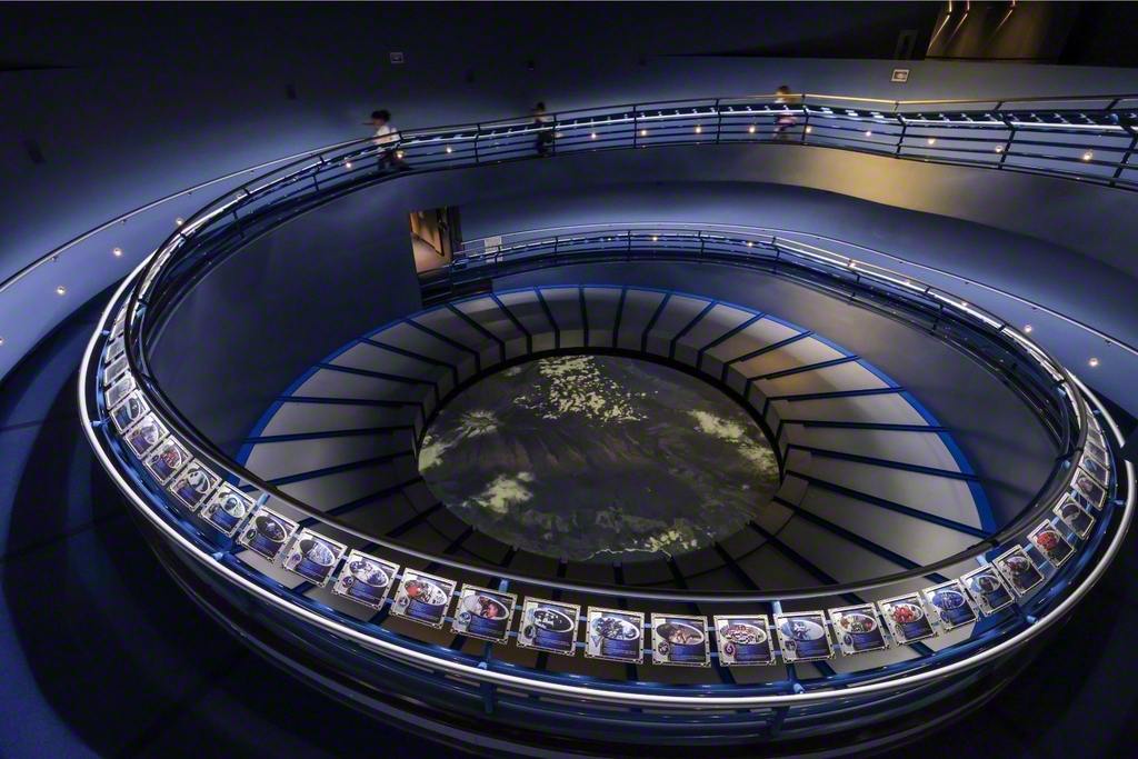 135回のミッションが実施されたスペースシャトル計画。ミッションの概要が書かれたプレートが並ぶ