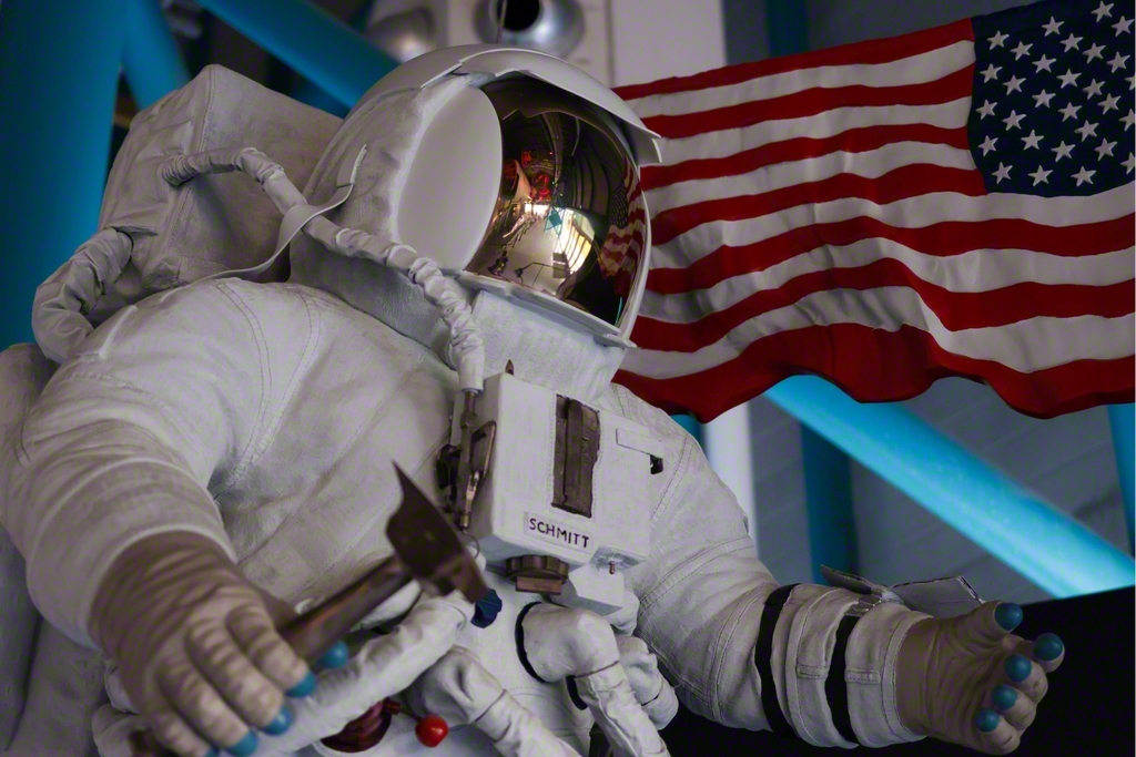 月に降り立った最初の科学者である、地質学者のシュミット宇宙飛行士の銅像。計画の締めくくりとなったアポロ17号に乗船した