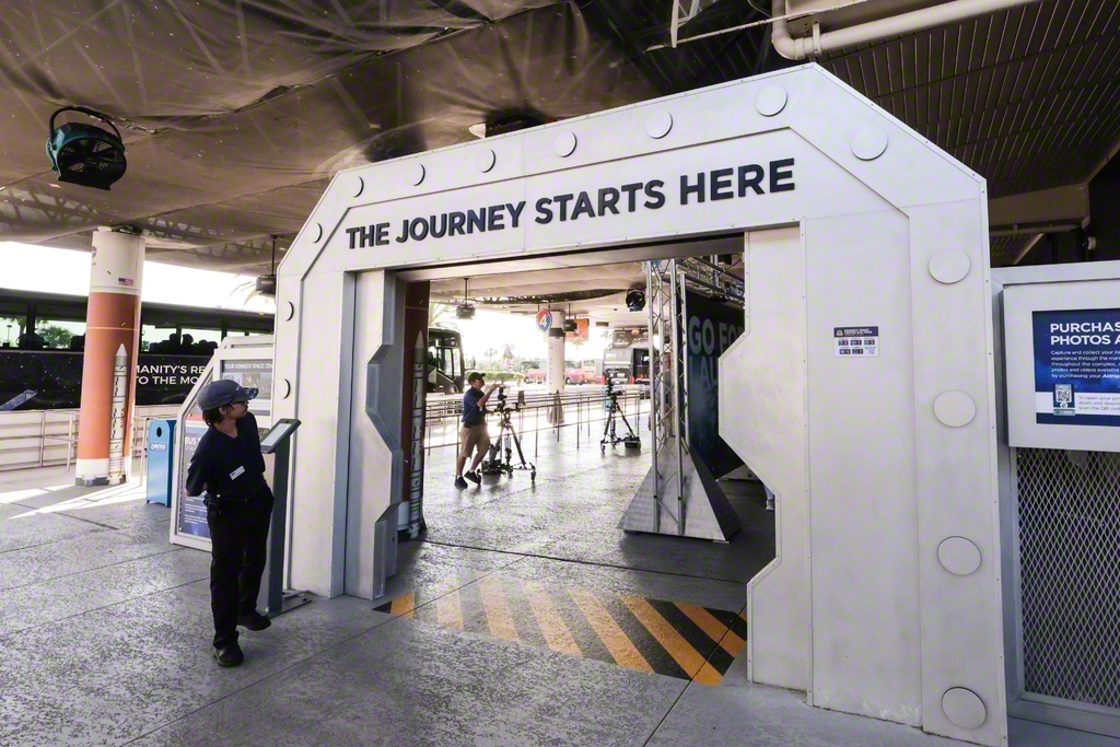 ビジターコンプレックスから、ケネディ宇宙センターの敷地へはバスツアーで入ることができる