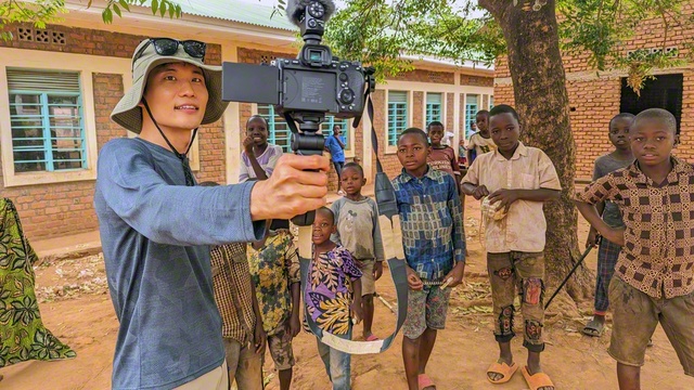 取材では、主に自らカメラを持ち、現地の様子について紹介している（コンゴ東部で）