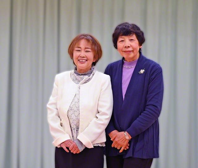 広布の道を朗らかに駆ける佐藤さん㊧と加藤さん