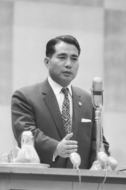 一人一人が“全関東の勝利の原動力に”“第一にも第二にも仲良く、団結して”――関東本部（当時）の幹部会で激励する池田先生（1963年6月7日、東京・台東体育館で）