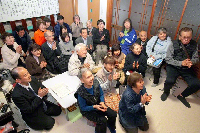 「太らずに　福運積もう　題目だ」など個性光る川柳に、栄幸地区の友の笑顔が広がった（各務原市内で）