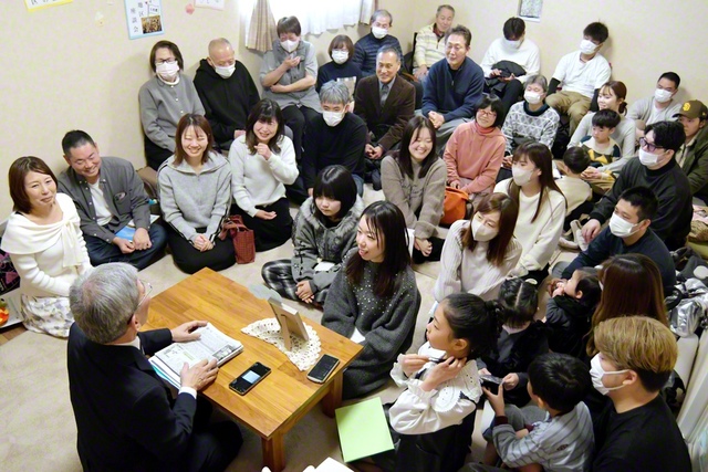 拡大の歓喜にあふれる榎並喜多地区。未来部員らが「今年の目標」を発表し、大きな拍手が送られた（城東区内で）