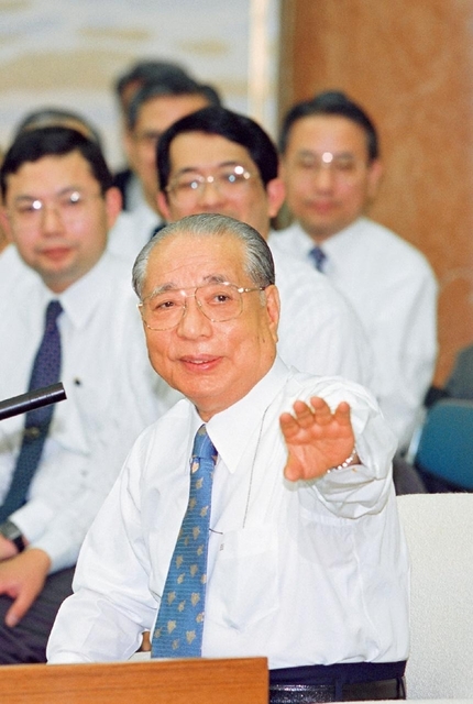 「心広々と『友情と信頼の連帯』を広げていただきたい。そうやって行動した分、大功徳がわく。広宣流布が進む。わが生命が、拡大していく」――21世紀第1回の全国青年部幹部会でスピーチする池田先生（2001年2月27日、東京牧口記念会館）