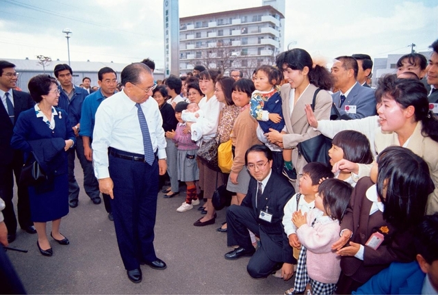 「お休みのところ、本当にありがとう」「いつもお子さんの成長、皆さんのご健康、ご長寿を祈っています」――駆けつけた同志に温かなまなざしを注ぐ池田先生ご夫妻。第2次宗門事件の渦中での宮崎訪問は、“皆に希望を！　皆に安心を！”との師のあふれんばかりの慈愛に包まれた激励行となった（1991年2月10日、宮崎平和会館）