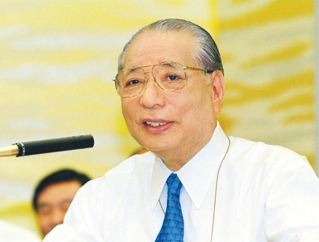 創価の友に指針を贈る池田先生。「『団結』が大事である。創価学会は、『日蓮の一門は異体同心』との仰せのままに、異体同心で世界的な発展を成し遂げた。この一点を、断じて忘れてはいけない」と（2002年12月、東京牧口記念会館）