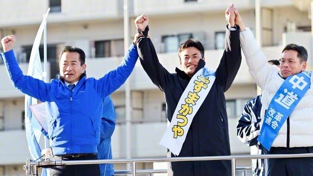 「平和な未来をつくり、日本を前へ」と訴える岡本三成共同政調会長㊧と、あずまかつや候補㊥ら＝広島市内で