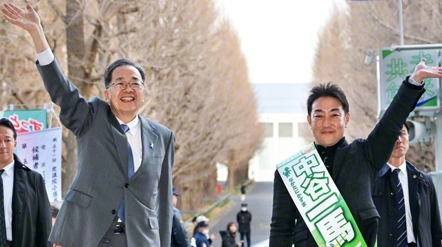 「中道の塊を日本の政治の中につくっていく」と決意に燃える中道改革連合の斉藤鉄夫共同代表㊧と中谷一馬候補＝横浜市内で
