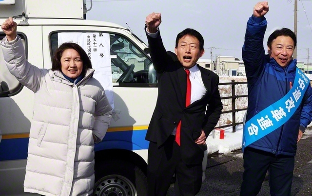 「生活者を守る政策を前に進める」と誓う竹谷とし子公明党代表㊧と、こんどう和也候補㊥ら＝石川・中能登町内で