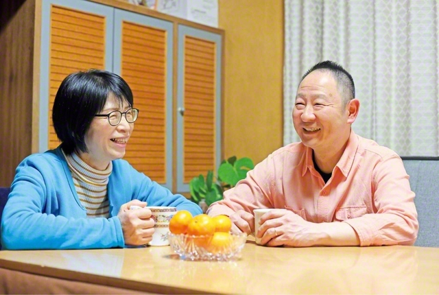 「闘病中、ずっとそばで献身的に支えてきてくれた妻に感謝は尽きません」と石丸さん㊨。妻・政美さんは看病をしながら、自治会の副会長の代役も務め、石丸さんをサポートしてきた。一昨年の「11・18」には弘教も結実。「夫婦共に歩めることへの感謝を胸に、恩返しをしていく思いで、地域のために尽くしていきます」と2人は思いを語る